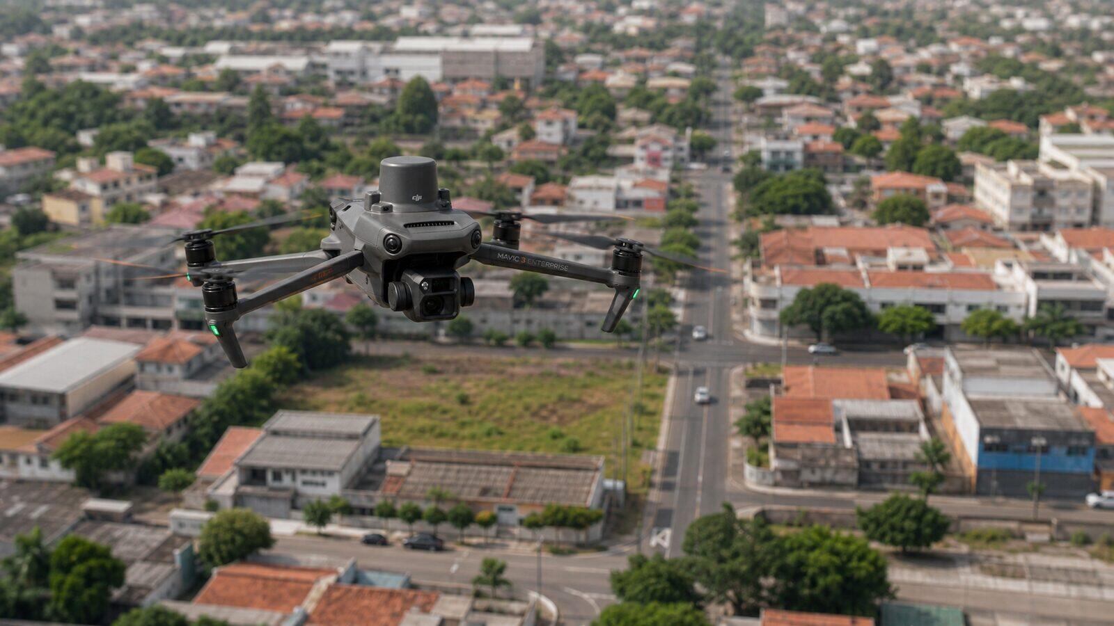 Drone DJI Mavic 3 Enterprise com módulo RTK sobrevoando uma área urbana