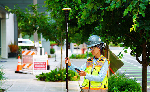 Profissional utilizando o receptor Trimble DA2 em campo